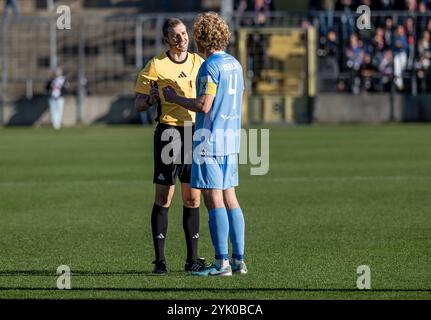 Jesper Verlaat (TSV 1860 Muenchen, n. 4) in Diskussion mit Simon Schreiner (Schiedsrichter). GER, TSV 1860 Muenchen gegen SpVgg Unterhaching, Fussball, Bayerischer Totopokal, Viertelfinale, Saison 2024/2025, 16.11.2024. foto: Eibner-Pressefoto/Heike Feiner Foto Stock