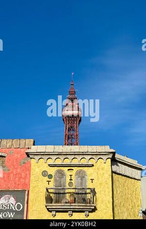 Blackpool Tower che appare sopra una casa finta sulla facciata della sala giochi di Coral Island, Blackpool Regno Unito Foto Stock