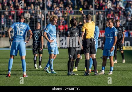 Simon Schreiner (Schiedsrichter) verteilt je eine gelbe Karte an Gibson Nana Adu (SpVgg Unterhaching, #42) und Tunay Deniz (TSV 1860 Muenchen, #36). Collega Jesper Verlaat (TSV 1860 Muenchen, n. 4). GER, TSV 1860 Muenchen gegen SpVgg Unterhaching, Fussball, Bayerischer Totopokal, Viertelfinale, Saison 2024/2025, 16.11.2024. foto: Eibner-Pressefoto/Heike Feiner Foto Stock