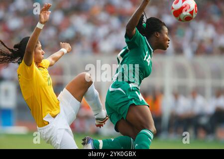 PECHINO, CINA - 12 AGOSTO: Cristiane del Brasile (l) e Faith Ikidi della Nigeria (r) si sfidano per il ballo durante una partita del torneo di calcio femminile dei Giochi Olimpici di Pechino il 12 agosto 2008 allo Stadio dei lavoratori di Pechino, Cina. Solo per uso editoriale. (Fotografia di Jonathan Paul Larsen / Diadem Images) Foto Stock