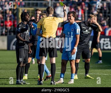 Monaco, Germania. 16 novembre 2024. Simon Schreiner (Schiedsrichter) verteilt je eine gelbe Karte an Gibson Nana Adu (SpVgg Unterhaching, #42) und Tunay Deniz (TSV 1860 Muenchen, #36). GER, TSV 1860 Muenchen gegen SpVgg Unterhaching, Fussball, Bayerischer Totopokal, Viertelfinale, Saison 2024/2025, 16.11.2024. foto: Eibner-Pressefoto/Heike Feiner credito: dpa/Alamy Live News Foto Stock