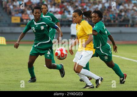 PECHINO, CINA - 12 AGOSTO: Marta del Brasile (c) lancia la palla contro le difese nigeriane Christie George (l) e Stella Mbachu (r) durante una partita del torneo di calcio femminile dei Giochi Olimpici di Pechino del 12 agosto 2008 allo Stadio dei lavoratori di Pechino, Cina. Solo per uso editoriale. (Fotografia di Jonathan Paul Larsen / Diadem Images) Foto Stock