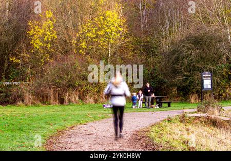 Dundee, Tayside, Scozia, Regno Unito. 16 novembre 2024. Meteo nel Regno Unito: Il clima autunnale molto freddo migliora lo splendore del Dundee Clatto Country Park. Nonostante le basse temperature, alcuni abitanti del posto si godono comunque una passeggiata di sabato intorno al laghetto del parco. Crediti: Dundee Photographics/Alamy Live News Foto Stock