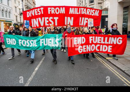 Londra, Regno Unito. 16 novembre 2024. Extinction Rebellion e altri gruppi verdi marciano per la giustizia climatica globale dal British Museum al 10 Downing Street. In coincidenza con i negoziati ONU sul clima COP29, i manifestanti chiedono che il governo britannico "ponga fine alla nostra dipendenza dai combustibili fossili, paghi i finanziamenti per il clima - e investa in soluzioni verdi anziché in azioni militari, come sostenere l'attacco israeliano a Gaza”. Crediti: Guy Bell/Alamy Live News Foto Stock