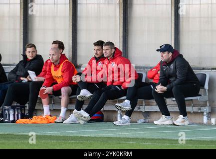 Monaco, Germania. 16 novembre 2024. Marc Unterberger (Chef-Trainer, SpVgg Unterhaching) auf der Hachinger Bank. GER, TSV 1860 Muenchen gegen SpVgg Unterhaching, Fussball, Bayerischer Totopokal, Viertelfinale, Saison 2024/2025, 16.11.2024. foto: Eibner-Pressefoto/Heike Feiner credito: dpa/Alamy Live News Foto Stock