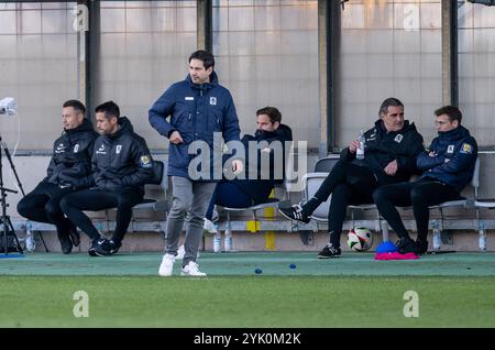 Ratlosigkeit auf der Loewen - Bank rund um Chef-Trainer Argirios Giannikis (TSV 1860 Muenchen). GER, TSV 1860 Muenchen gegen SpVgg Unterhaching, Fussball, Bayerischer Totopokal, Viertelfinale, Saison 2024/2025, 16.11.2024. foto: Eibner-Pressefoto/Heike Feiner Foto Stock