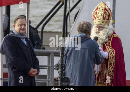 Anversa, Belgio. 16 novembre 2024. Il sindaco di Anversa Bart De Wever, nella foto durante l'arrivo di Sinterklaas ad Anversa, sabato 16 novembre 2024. Il Sinterklaas è una tradizione, per lo più celebrata nei Paesi Bassi e in Belgio, dove i bambini che si sono comportati bene durante l'anno ricevono doni e caramelle il 6 dicembre. BELGA FOTO NICOLAS MAETERLINCK credito: Belga News Agency/Alamy Live News Foto Stock