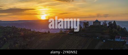 Tramonto presso la cappella funeraria sul Wuerttenberg, la torre televisiva all'orizzonte. Vista aerea, foto panoramica. Il mausoleo è stato costruito tra il 18 Foto Stock