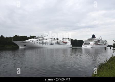 La nave da crociera Europa e Star Legend si incontrano nel canale di Kiel, nel canale di Kiel, nello Schleswig-Holstein, in Germania, in Europa Foto Stock