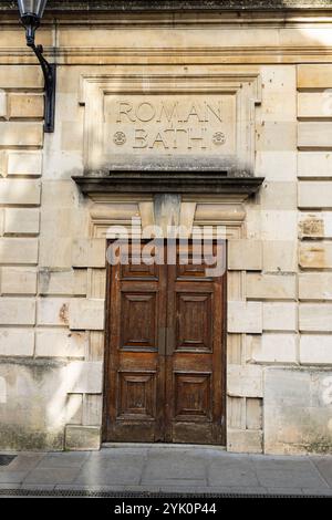 Porta alle terme romane di Bath, Somerset, Inghilterra Foto Stock