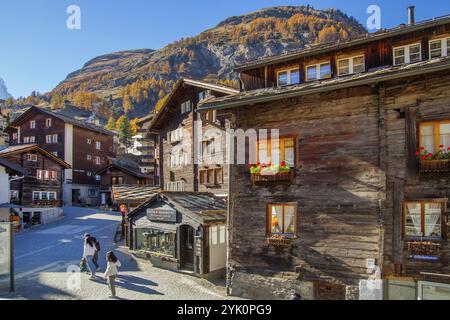 Tipiche case storiche vallesi nel centro della città, Zermatt, Mattertal, Vallese, Svizzera, Europa Foto Stock