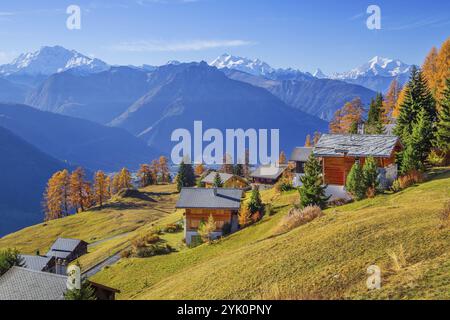 Paesaggio autunnale con chalet sopra la valle del Rodano e panorama del Fletschhorn 3985m, Dom 4545m, Cervino 4478m e Weisshorn 4505m, Riederalp, Go Foto Stock