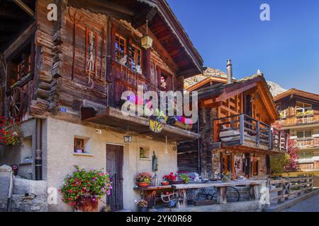 Granai storici nella zona del villaggio, Zermatt, Mattertal, Vallese, Svizzera, Europa Foto Stock