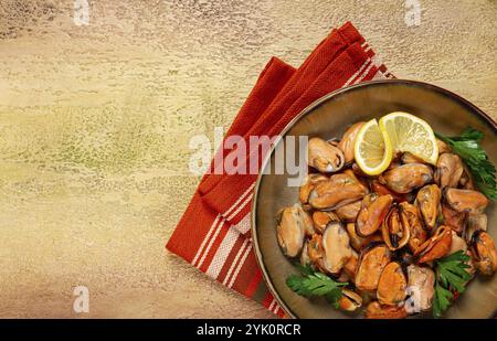 Cozze senza guscio, bollite, cozze, sbucciate, in un recipiente, con limone e prezzemolo, cozze cilene, vista dall'alto, niente persone Foto Stock