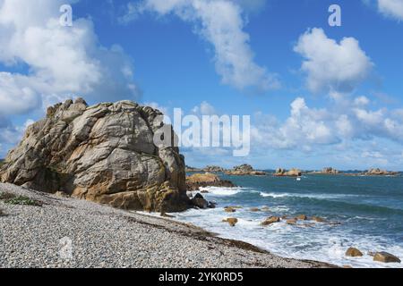 Costa con grandi rocce e cielo blu, onde marine calme in una giornata di sole, Plage de Pors Scaff, Plougrescant, Cotes-d'Armor, Manica, Bretagna, Francia Foto Stock
