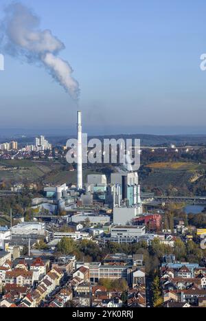 Camino fumante presso la centrale termica di Stoccarda-Muenster. Vista aerea della città, dei vigneti e del fiume Neckar. Stoccarda, Baden-Wuerttemberg, G. Foto Stock