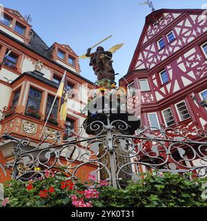 Fontana di San Michele con il municipio e la casa a graticcio a spiovente, la piazza del mercato medievale, la città vecchia, Bernkastel-Kues, la Mosella centrale, Renania-Pala Foto Stock