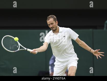 Il tennista russo Daniil Medvedev in azione ai Campionati di Wimbledon 2024, Londra, Inghilterra, Regno Unito, Europa Foto Stock