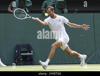 Il tennista russo Daniil Medvedev in azione ai Campionati di Wimbledon 2024, Londra, Inghilterra, Regno Unito, Europa Foto Stock