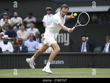 Il tennista russo Daniil Medvedev in azione ai Campionati di Wimbledon 2024, Londra, Inghilterra, Regno Unito, Europa Foto Stock