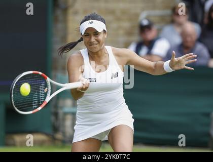 La tennista britannica Heather Watson in azione ai Campionati di Wimbledon 2024, Londra, Inghilterra, Regno Unito, Europa Foto Stock