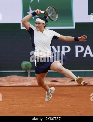 Il tennista tunisino Ons Jabeur in azione all'Open di Francia 2024, Roland Garros, Parigi, Francia. Foto Stock