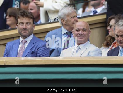 Andre Agassi e il suo amico Justin Gimelstob guardano l'azione ai Campionati di Wimbledon 2024, Londra, Inghilterra, Regno Unito, Europa Foto Stock