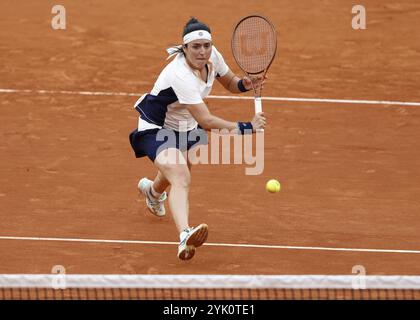 Il tennista tunisino Ons Jabeur in azione all'Open di Francia 2024, Roland Garros, Parigi, Francia. Foto Stock