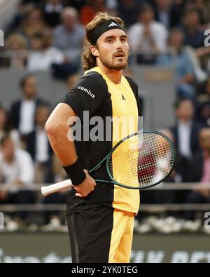 Il tennista greco Stefanos Tsitsipas mani sui fianchi che guardano delusi dall'Open di Francia 2024, Roland Garros, Parigi, Francia. Foto Stock