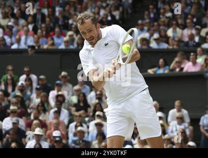 Il tennista russo Daniil Medvedev in azione ai Campionati di Wimbledon 2024, Londra, Inghilterra, Regno Unito, Europa Foto Stock