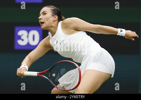 La tennista romaniana Elena-Gabriela Ruse in azione ai Campionati di Wimbledon 2024, Londra, Inghilterra, Regno Unito, Europa Foto Stock