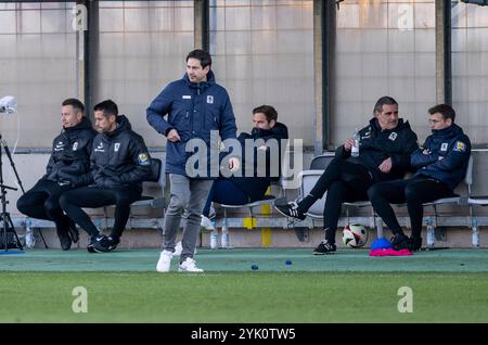 Monaco, Germania. 16 novembre 2024. Ratlosigkeit auf der Loewen - Bank rund um Chef-Trainer Argirios Giannikis (TSV 1860 Muenchen). GER, TSV 1860 Muenchen gegen SpVgg Unterhaching, Fussball, Bayerischer Totopokal, Viertelfinale, Saison 2024/2025, 16.11.2024. foto: Eibner-Pressefoto/Heike Feiner credito: dpa/Alamy Live News Foto Stock