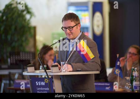 Harrislee, Schleswig-Holstein Landesparteitag SSW a Harrislee, Lukas Knöfler, Politiker SSW. Aufnahme vom 16.11.2024, Harrislee, Kreis Schleswig-Flensburg *** Harrislee, Schleswig Holstein SSW conferenza partito di stato a Harrislee, Lukas Knöfler, politico SSW foto scattata il 16 11 2024, Harrislee, Schleswig distretto di Flensburg Foto Stock