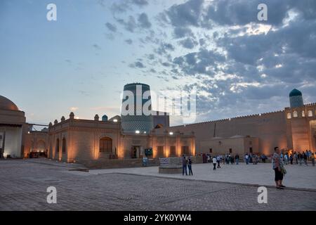 Khiva, Uzbekistan; 21 settembre 2024: La storica piazza centrale di Khiva, Uzbekistan, un punto focale dell'antica architettura e della cultura della città Foto Stock