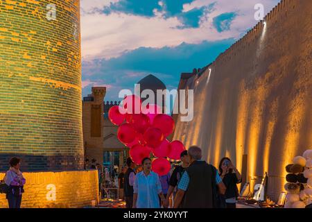 Khiva, Uzbekistan; 21 settembre 2024: Questa vista notturna mozzafiato di Khiva, Uzbekistan, cattura la magia dell'antica città lungo la storica seta Foto Stock