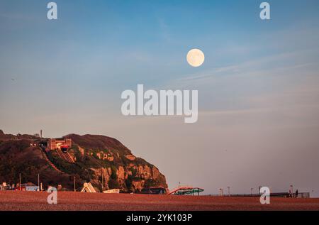 La luna piena di novembre che si innalza sulla collina est di Hastings nell'est del Sussex nell'Inghilterra sud-orientale del Regno Unito Foto Stock