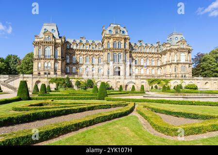 Il Bowes Museum una galleria d'arte nello stile di un castello francese con siepi ornamentali a Barnard Castle County Durham Inghilterra Regno Unito Europa Foto Stock