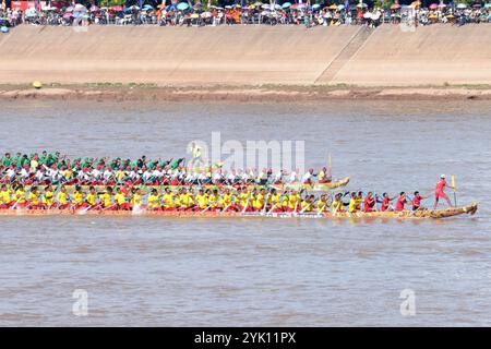 Phnom Penh. 16 novembre 2024. I concorrenti corrono le loro barche durante il Festival dell'acqua nel fiume Tonle SAP a Phnom Penh, Cambogia, il 16 novembre 2024. Le gare di Dragon boat durante il tradizionale Festival dell'acqua in Cambogia si sono concluse con successo qui sabato sera, attirando enormi folle di visitatori. Crediti: Sovannara/Xinhua/Alamy Live News Foto Stock