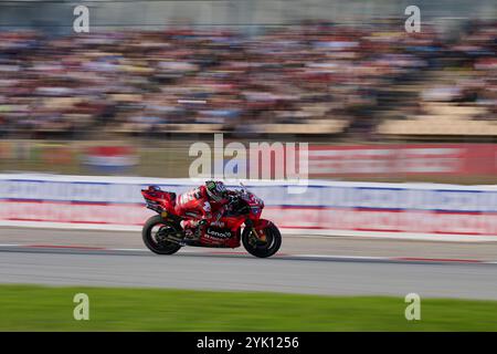 Enea Bastianini dell'Italia corre per il Ducati Lenovo Team visto in azione durante la Sprint Race del Motul Solidarity Grand Prix di Barcellona Foto Stock