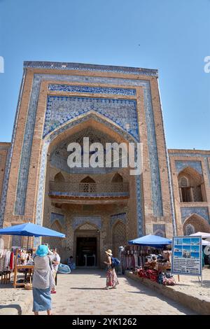 Khiva, Uzbekistan; 21 settembre 2024: Mohammed Rahim-khan Madrassah, una storica scuola islamica situata di fronte alle porte di Kunya-Ark a Khiva, Uzbeki Foto Stock