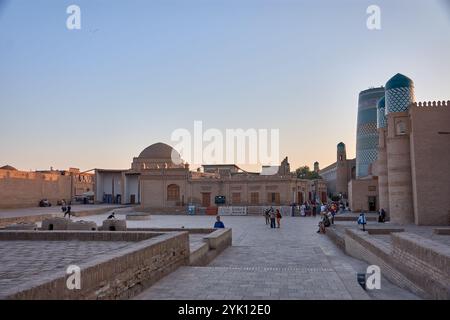 Khiva, Uzbekistan; 21 settembre 2024: La storica piazza centrale di Khiva, Uzbekistan, un punto focale dell'antica architettura e della cultura della città Foto Stock