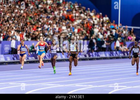 Julien Alfred (LCA), SHa'Carri Richardson (USA) partecipa alle semifinali femminili dei 100 metri ai Giochi Olimpici estivi del 2024. Foto Stock