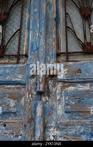 Una vecchia porta blu con una serratura arrugginita. Foto Stock