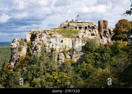 Blankenburg, Germania. 09 ottobre 2024. Vista delle rovine del castello di Regenstein. Crediti: Hauke Schröder/dpa/Alamy Live News Foto Stock