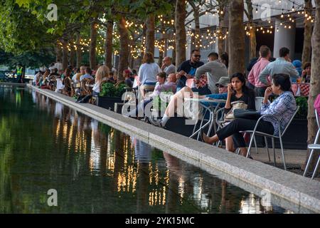 I ristoranti nell'atrio di Brookfield Place, il Winter Garden, sono un padiglione con volta in vetro che domina la piazza che circonda North Cove Marina a Battery Foto Stock