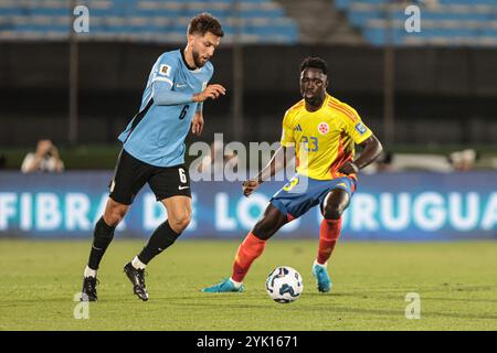 Montevideo, Uruguay - 16 novembre 2024: La nazionale uruguaiana affronta la Colombia in un attesissimo incontro di qualificazione ai Mondiali allo storico Estadio Centenario. Entrambe le squadre gareggiano ferocemente, mostrando la loro abilità e determinazione mentre lottano per ottenere punti cruciali nelle qualificazioni competitive del Sud America. Lo stadio, pieno di appassionati di tifosi, offre un'atmosfera elettrizzante per questo incontro chiave. (Foto di Gaston Britos/FocoUy/UNAR Photo) credito: UNAR Photo/Alamy Live News Foto Stock