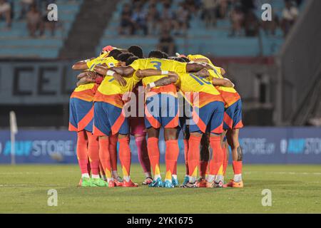 Montevideo, Uruguay - 16 novembre 2024: La nazionale uruguaiana affronta la Colombia in un attesissimo incontro di qualificazione ai Mondiali allo storico Estadio Centenario. Entrambe le squadre gareggiano ferocemente, mostrando la loro abilità e determinazione mentre lottano per ottenere punti cruciali nelle qualificazioni competitive del Sud America. Lo stadio, pieno di appassionati di tifosi, offre un'atmosfera elettrizzante per questo incontro chiave. (Foto di Gaston Britos/FocoUy/UNAR Photo) credito: UNAR Photo/Alamy Live News Foto Stock