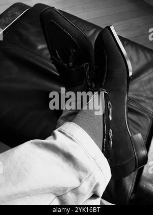 Scarpe mocassini giapponesi in pelle scamosciata nera e coccodrillo realizzate a mano Foto Stock