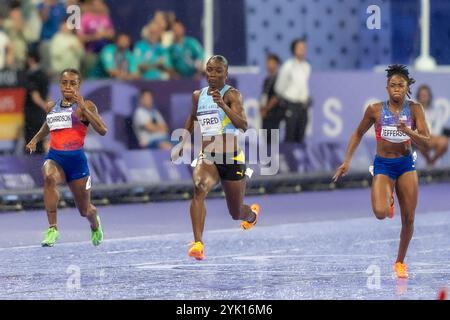 R-L Melissa Jefferson (USA), Alfred (LCA), SHa'Carri Richardson (USA) partecipa ai 100 metri finali femminili ai Giochi Olimpici estivi del 2024. Foto Stock