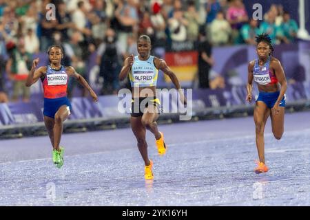 R-L Melissa Jefferson (USA), Alfred (LCA), SHa'Carri Richardson (USA) partecipa ai 100 metri finali femminili ai Giochi Olimpici estivi del 2024. Foto Stock